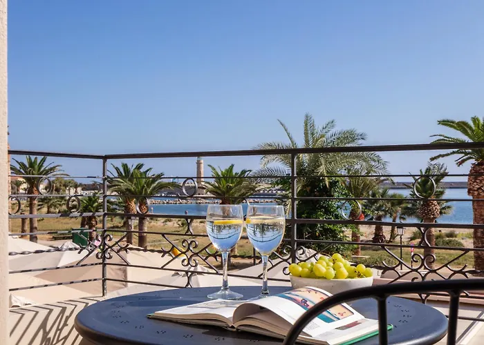 Chryssi 01, Stylish Seaside Spot In The Heart Of Апартаменты